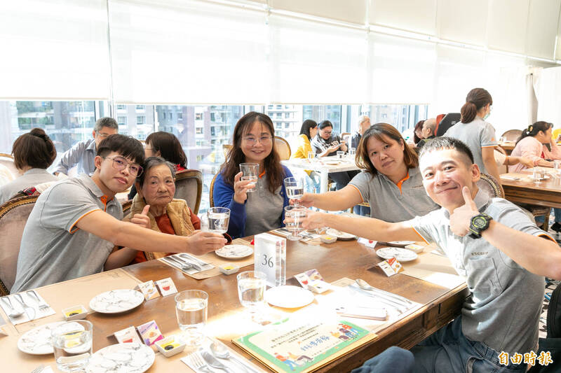 台中社會局攜手永信基金會  宴請移除鼻胃管長者品味美食
