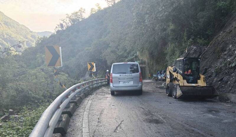 南橫新武段落石 中斷2小時搶通