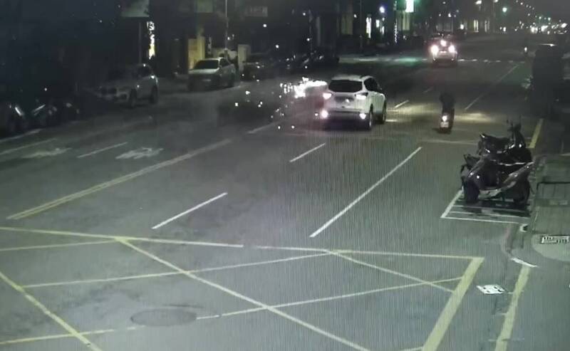 白色休旅车行驶在高雄市三多二路时，一路燃放鞭炮。（民众提供）