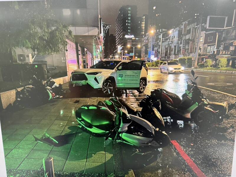 杨男在昨天凤凰台风来袭，驾驶休旅车行经新北新店北新路二段，疑因疲劳加上天雨路滑，连撞路边14台机车。（记者陆运锋翻摄）