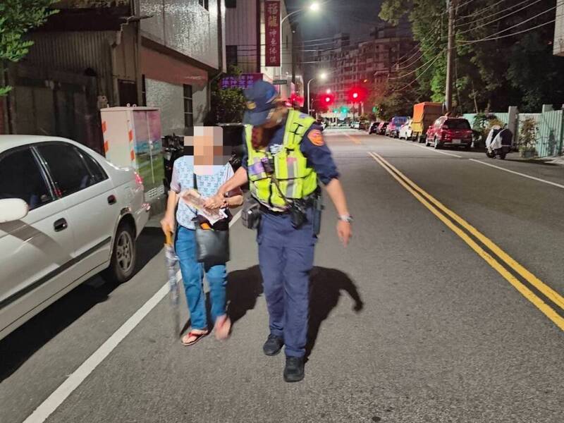 警方陪同贺姓妇人返家。（警方提供）