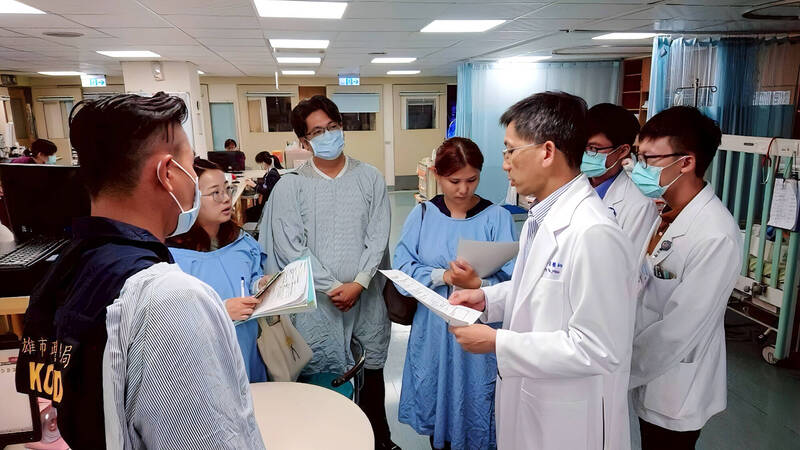 高医小儿部部长徐仲豪教授（右3）针对此案召开专家会议，确认为重大儿虐案件。（记者黄佳琳翻摄）