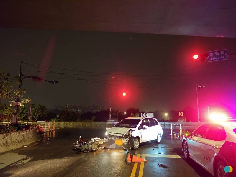 左转车疑似未礼让直行机车酿祸。（记者徐圣伦翻摄）