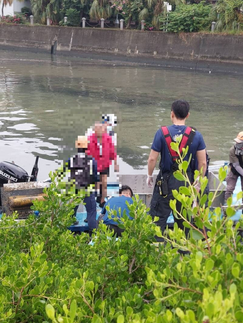 空著红色外套的老翁因弯腰捡钥匙不慎掉落爱河，幸好水深仅及腰，幸运获救无大碍。（民众提供）