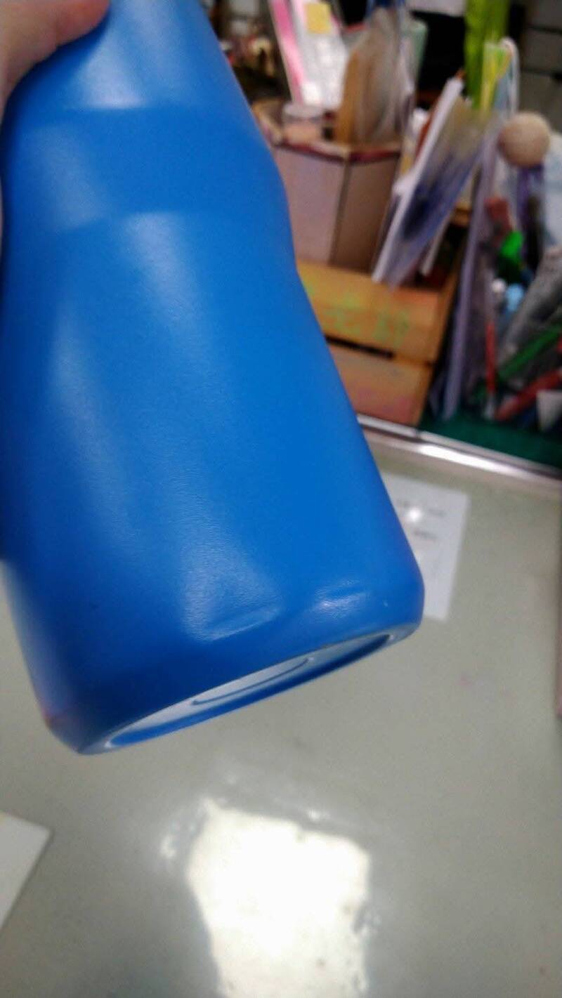 國中生撞翻同學名牌保溫瓶 被索賠1380元掀議論