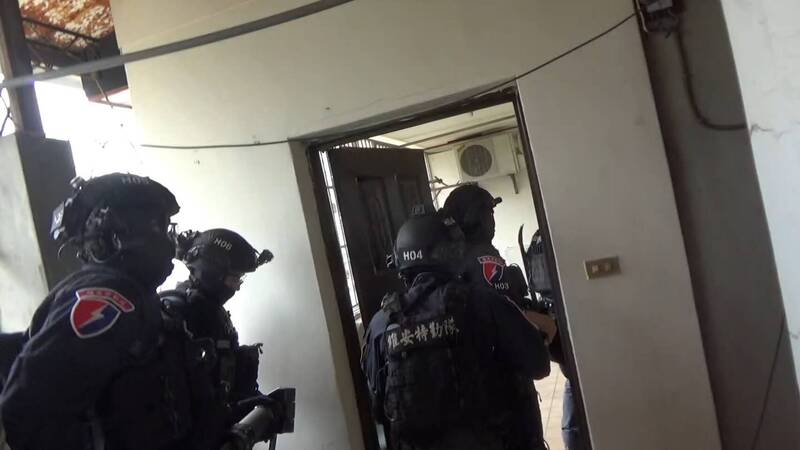 警方攻坚逮捕两名诈团机手。（警方提供）