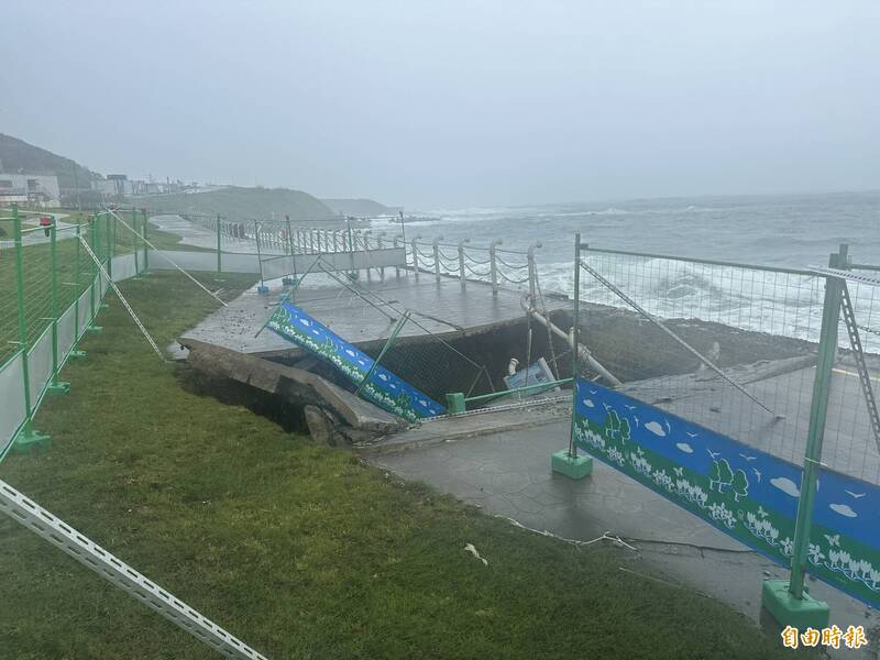 遭大浪侵襲! 基隆潮境公園臨海步道 塌陷4公尺大洞