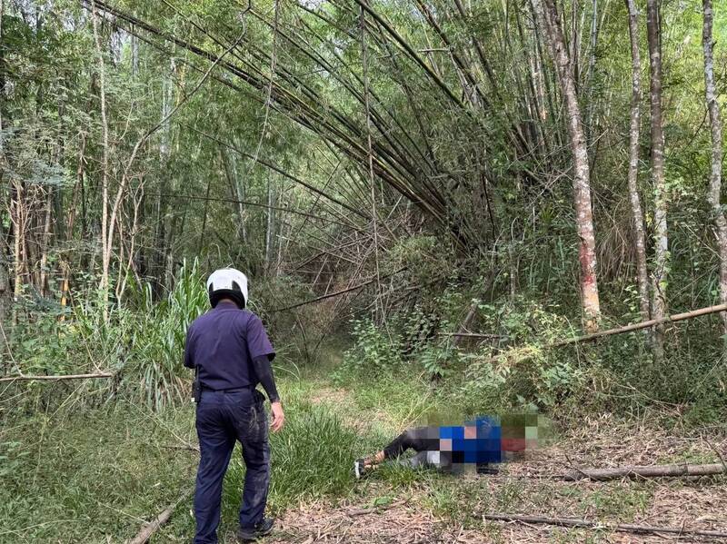 警消在田寮牛寮溪一处山林，找到气力用尽、倒地不起的郑男。（警方提供）