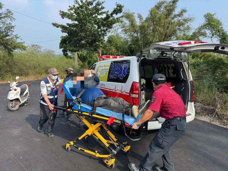 警消寻获体力不支、倒地不起的郑男，立即给予饮水协助脱困，并由救护车送医。（警方提供）