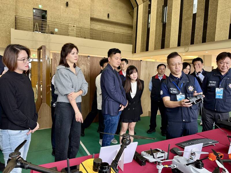 北市议员进行「数位科技战情中心暨特勤装备攻坚演练」考察。（记者王冠仁翻摄）