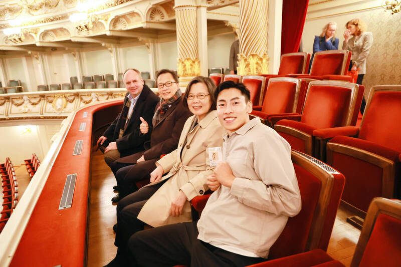 蔡英文訪德掀旋風 波蘭青年開心合照:有追IG