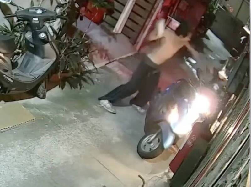 纪男半夜随机推倒吕妇机车挥拳殴打，甚至拿铁罐砸头部。（资料照）