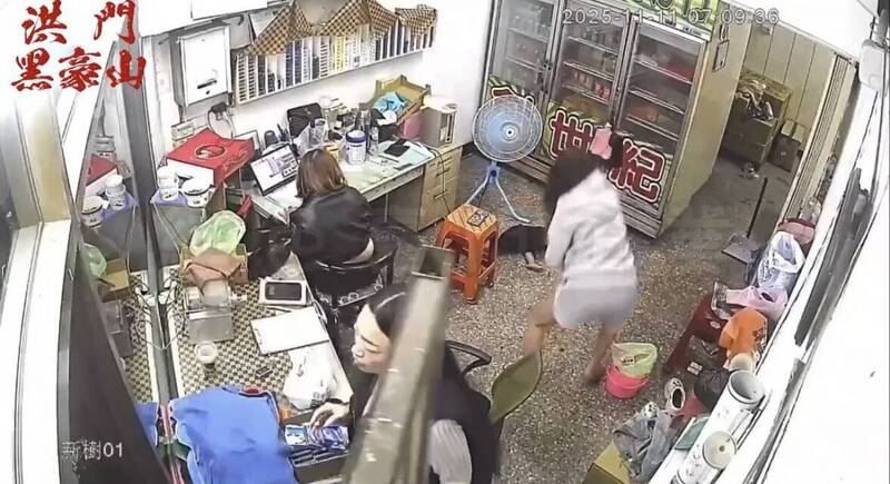 母亲以扫把柄痛扁倒地女童。（翻摄自黑色豪门）