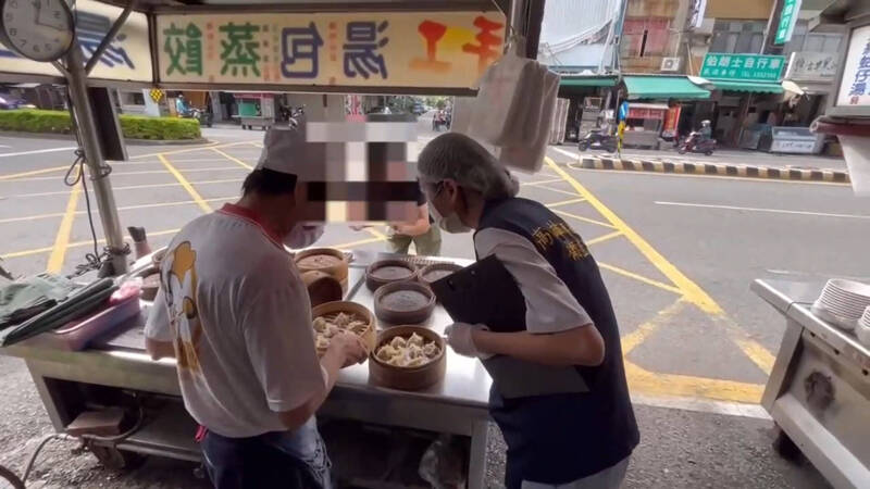 超噁!高雄蒸餃店蒸籠發霉、蒸紙重覆用 衛生局要罰