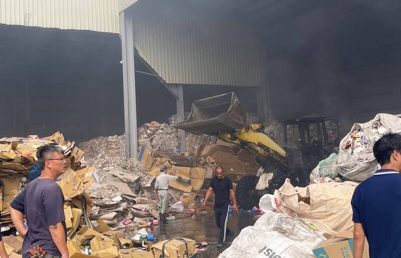 铲装机传火警冒烟，周边都是回收物。（民众提供）