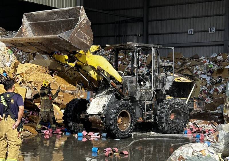 消防队到场后很快扑灭铲装机上的火苗。（民众提供）