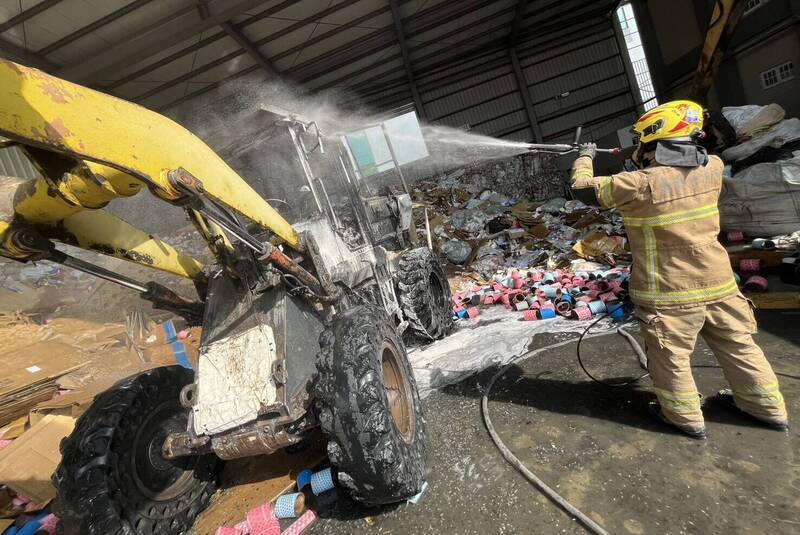 回收场的铲装机起火。（民众提供）