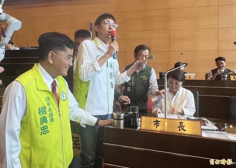 場邊花絮》台中議場上演「五萬」現金秀 盧秀燕突爆「錢不留下嗎？」