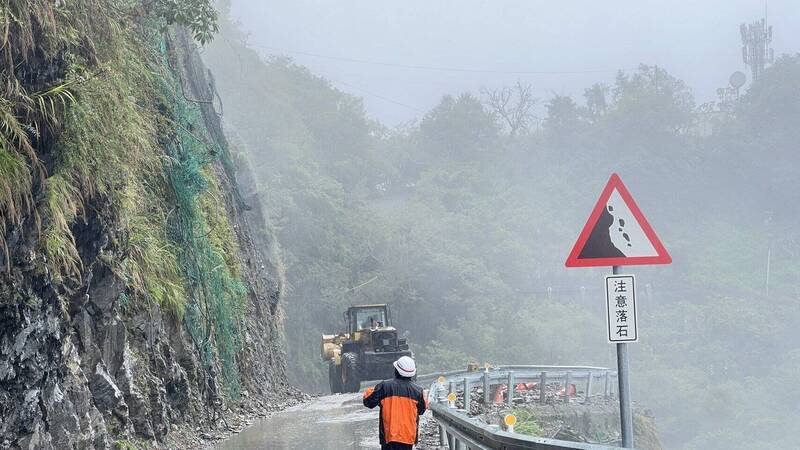 中橫台8線豁然亭路段落石 今傍晚5點搶通恢復管制放行