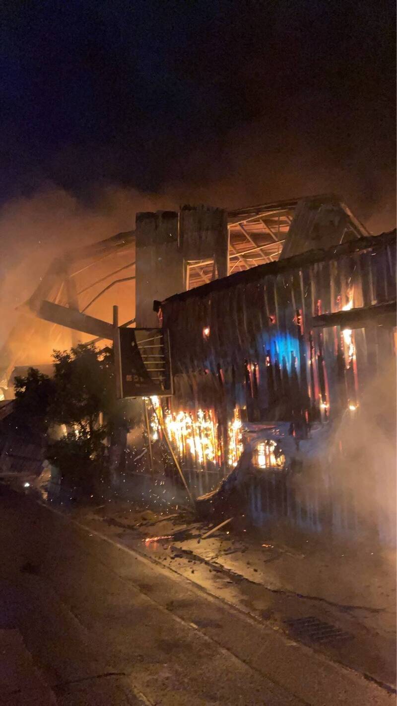 新竹县新丰乡台15线附近的1栋家具店的铁皮仓库，下午近5点发生火警，救灾人员出3水线射水全力灌救中。（新竹县消防局提供）