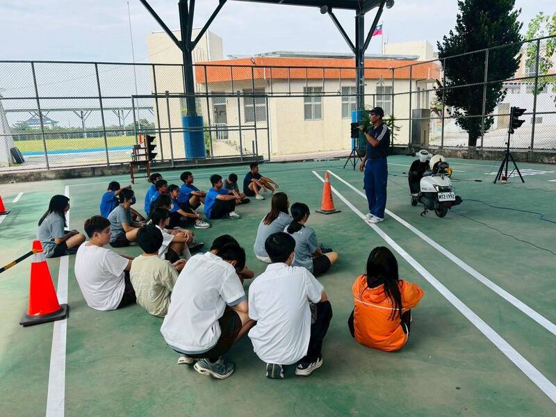 親身體驗公車死角!南市機車安全宣導進校園 國高中生模擬上路