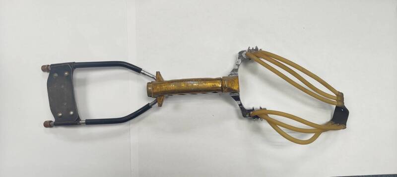 不滿欠2萬不還!高雄男持彈弓射債務人車窗  6小時後被逮