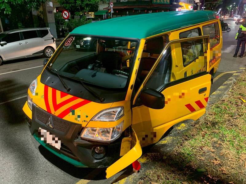 娃娃车撞上分隔岛，司机送医救治。（民众提供）