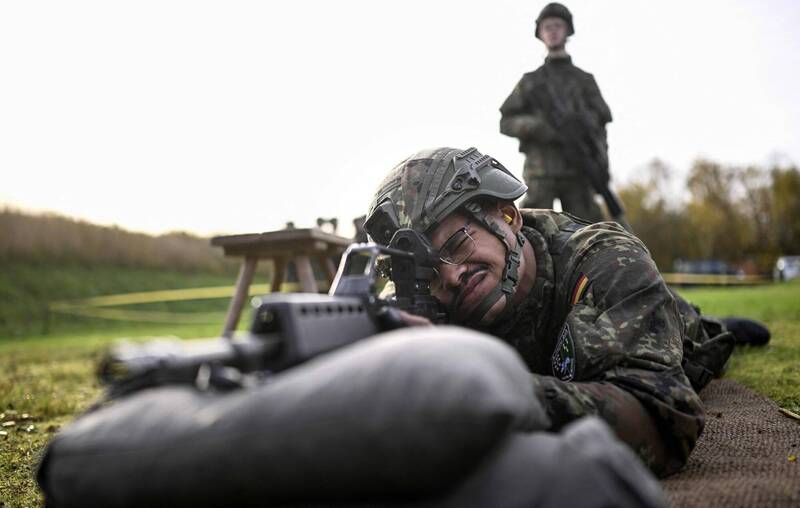 一名德国联邦国防军新兵13日在德国西部一处军事基地的媒体日活动中，进行G36突击步枪射击训练。（法新社）