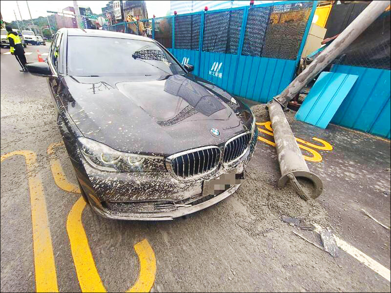 捷運樹林段 特密管脫落砸車
