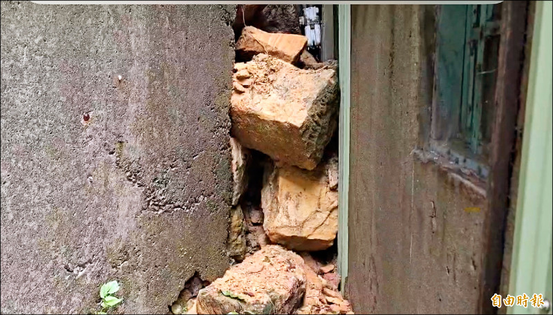 基隆風雨大 落石壓斷瓦斯管