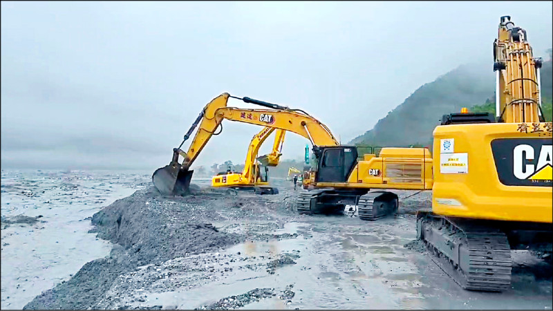 馬太鞍溪洪不退 萬榮明利村泡水中