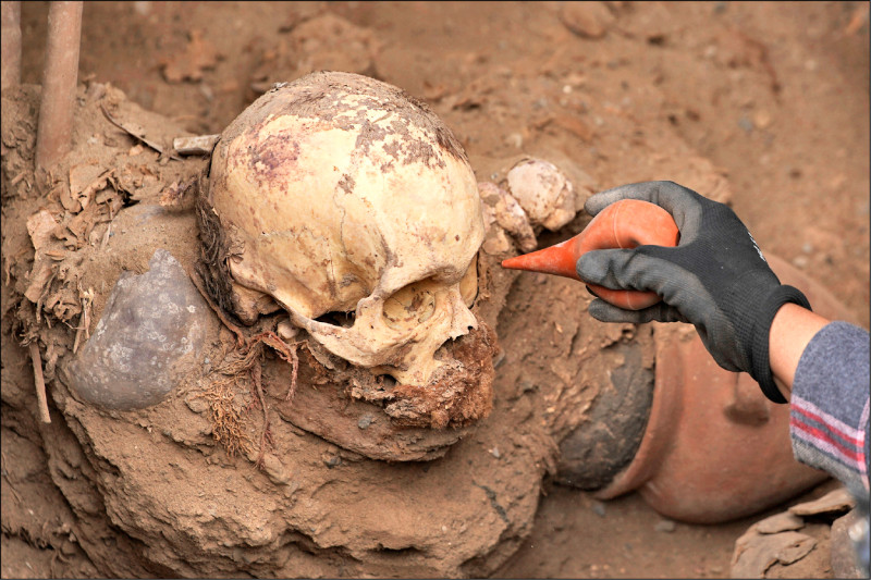 中英對照讀新聞》Gas workers uncover 1,000-year-old mummy in Peru秘魯天然氣工人發現距今1000多年的木乃伊
