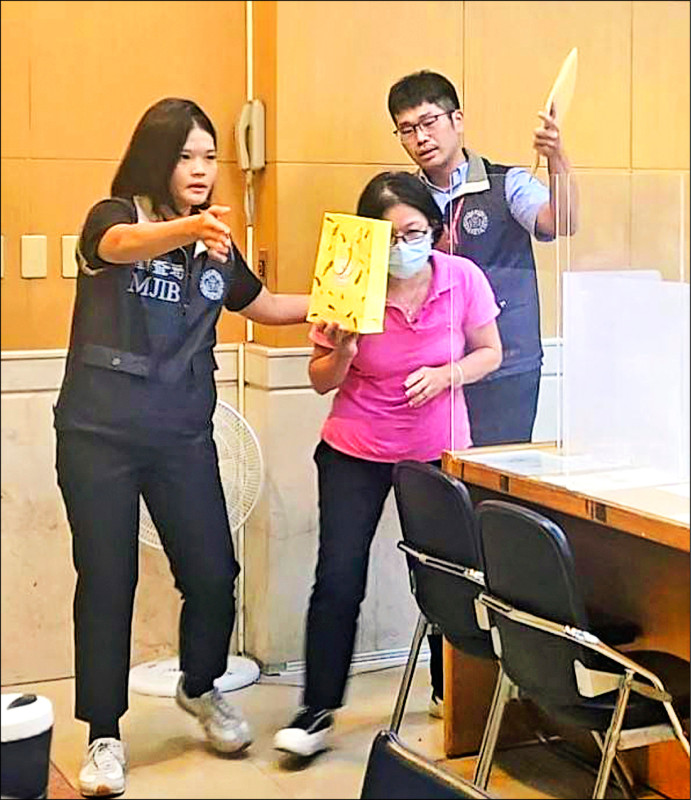 台版地面師案外案》新店戶政技術工涉貪 搜索業者