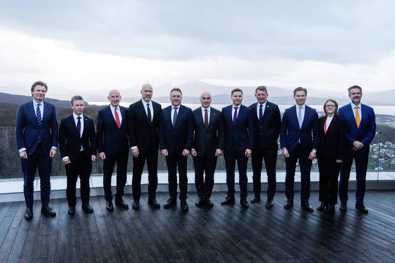 北欧-波罗的海国防首长会议上，8国，宣布加入由美国与北约主导的「乌克兰优先需求清单」，军援乌克兰155亿。右3是主持会议的芬兰国防部长哈卡宁（Antti Hakkanen）。（路透）