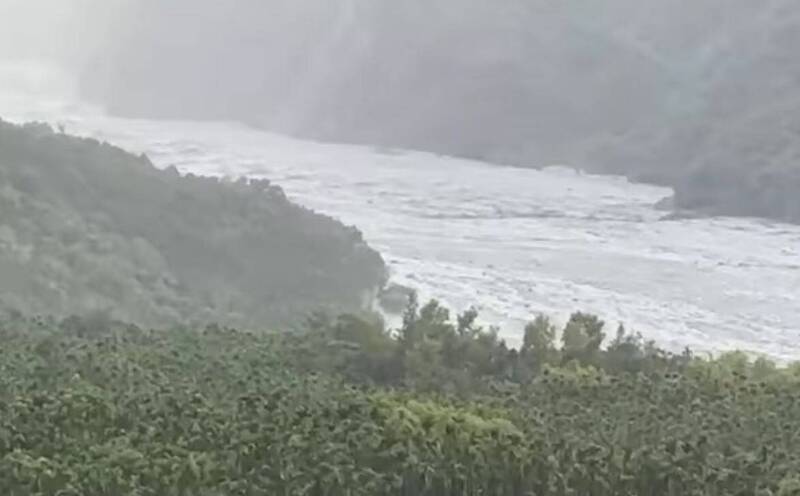 新堰塞湖疑提早溢流!馬太鞍溪泥洪向下游推進畫面曝光