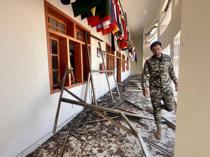 一名巴基斯坦士兵走过位于南瓦兹里斯坦、靠近阿富汗边境的军校。此前，该军校遭到疑似武装份子攻击。（欧新社）