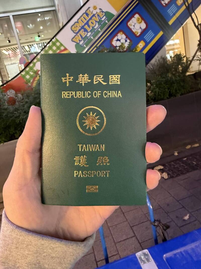 韓網紅「龍鬚糖小哥」呼叫台灣護照失主 釣出親友回:失主還在吃糖葫蘆