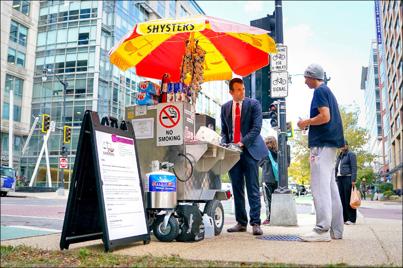 中英對照讀新聞》These federal workers are finding other gigs to make ends meet 這些聯邦僱員正在尋找其他工作以餬口度日