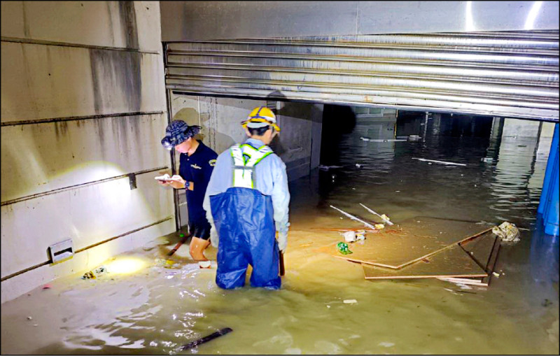 「電力超人」漏夜泡水搶修 宜蘭全數復電