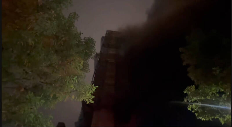 中華工程多事之秋！民生社區工地大火 濃煙竄天擴及松山大安區