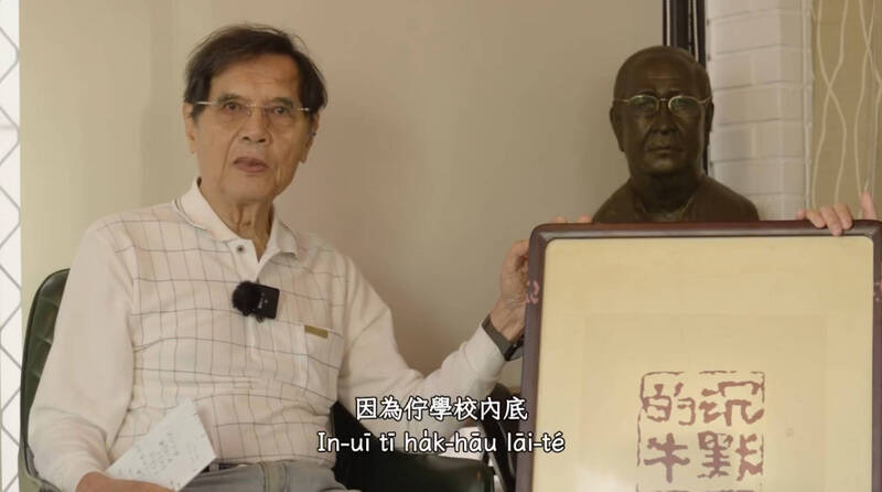 台灣獨立建國聯盟主席陳南天捐贈「1991年獨台案學運」的「沉默的牛」印拓，幫助台灣基進募款。（台灣基進提供）