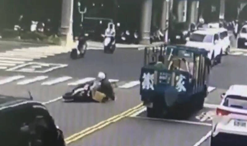 高雄7旬騎士遭怪風吹倒 暖警扶起護他回店