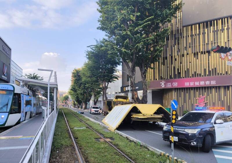 高雄輕軌旁驚險車禍  大貨車撞路樹箱體崩塌波及1騎士