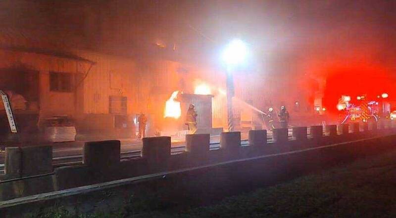 鹿港塑膠工廠失火 熱煤油加熱機室燒成一片濃煙