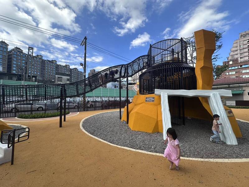 新北樹林鎮前親子公園改造重啟 結合煤礦歷史設礦坑主題遊具
