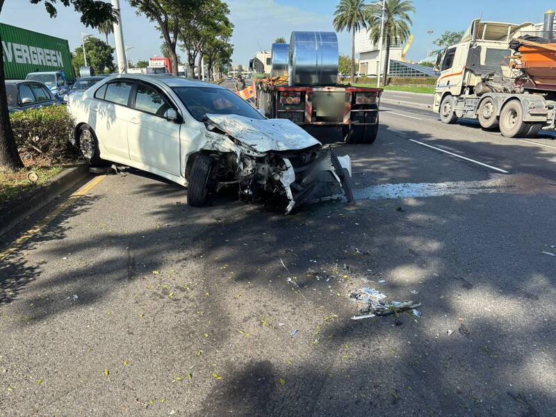 白色轎車擦撞後衝過安全島,又與另部轎車碰撞。(民眾提供) 白色轎車擦撞後衝過安全島,又與另部轎車碰撞。(民眾提供)