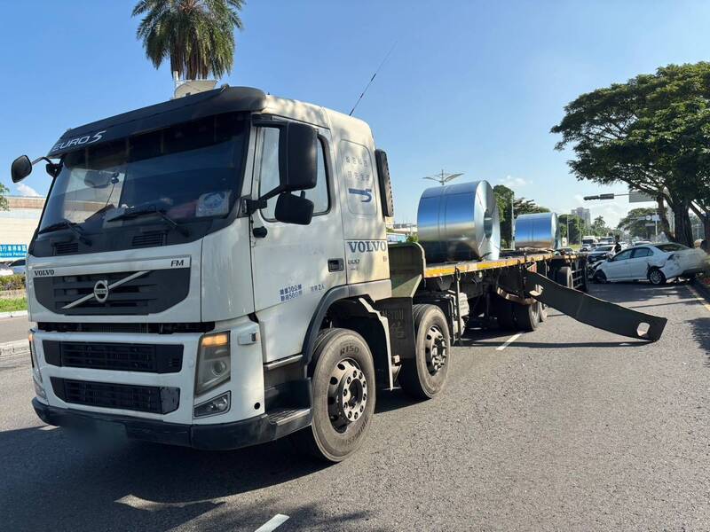 李男駕駛的半聯結車發生擦撞事故。(民眾提供) 李男駕駛的半聯結車發生擦撞事故。(民眾提供)