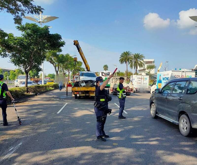 警方處置小港區中山四路車禍。(民眾提供) 警方處置小港區中山四路車禍。(民眾提供)