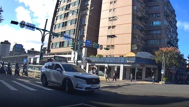 男駕駛宿醉上路載愛妻就診 文山警開罰後助攔計程車