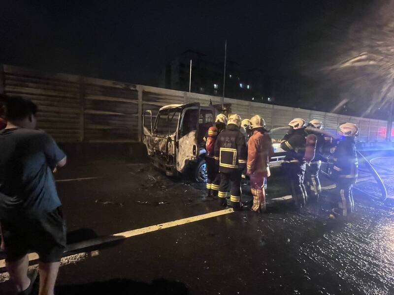 救援反被救！拖吊車出任務竟自燃 消防忙封路滅火